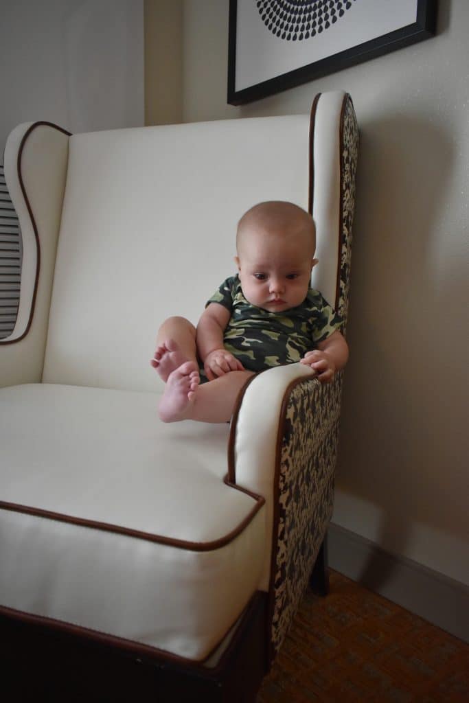 Un bébé flottant