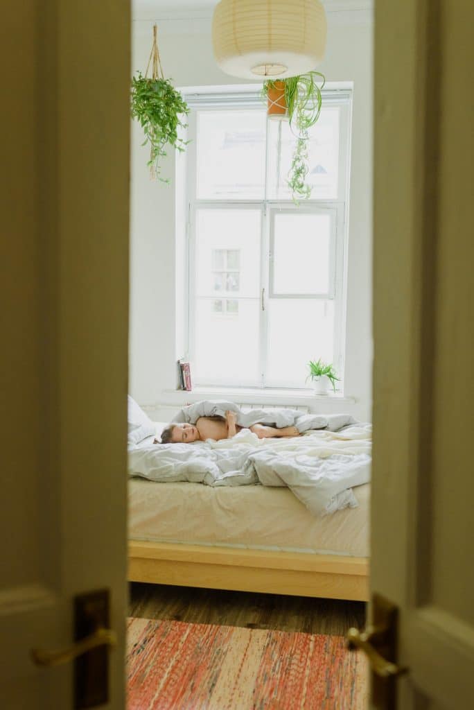 Un enfant dormant près de la fenêtre