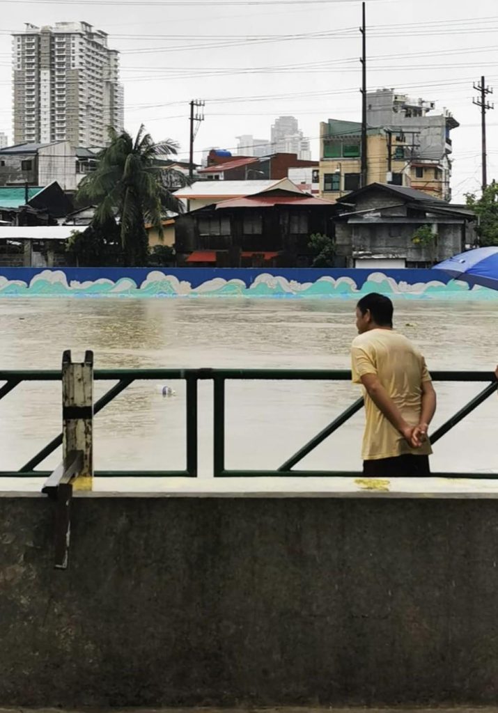 Un homme regarde l'eau