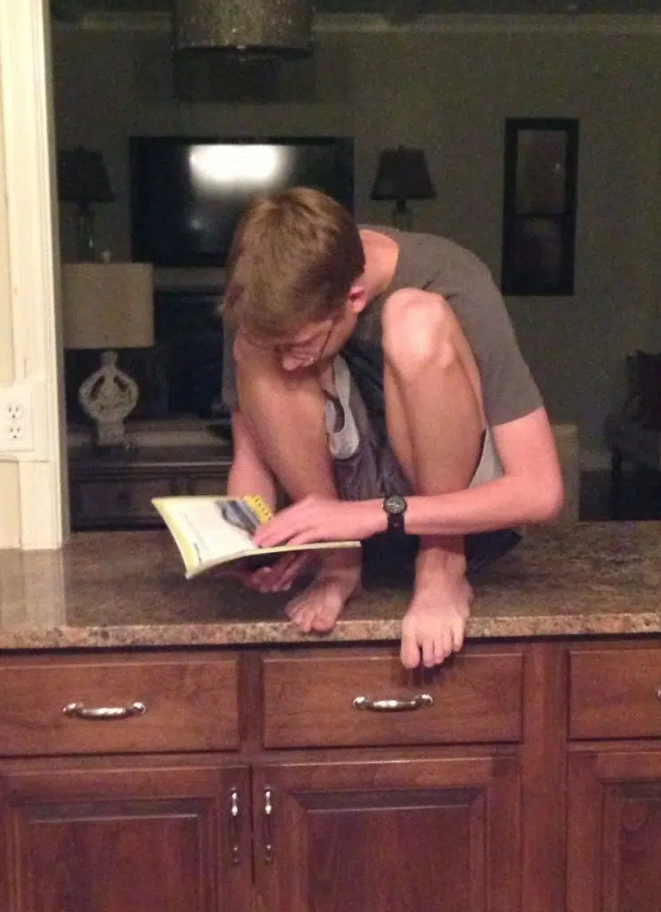 Un jeune homme qui lit un livre