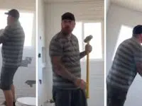 Un ouvrier qui détruit une salle de bains
