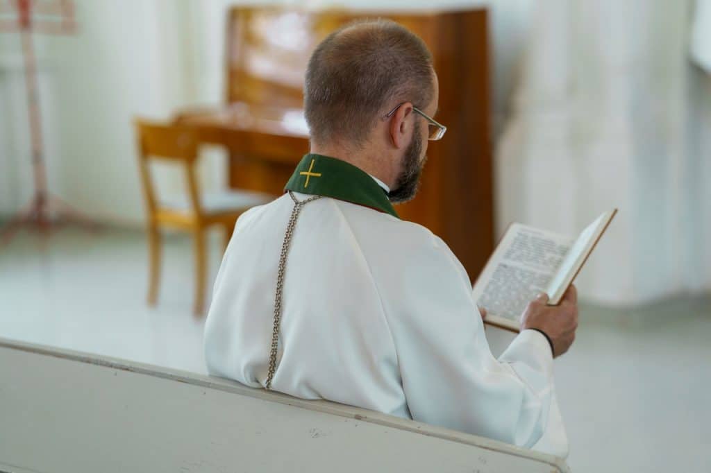 Un prêtre dans une église