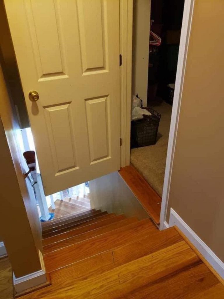 Une porte et un escalier