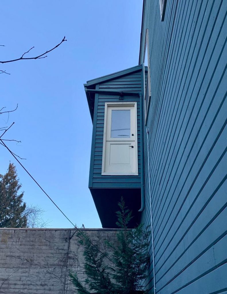 Une porte qui mène au vide
