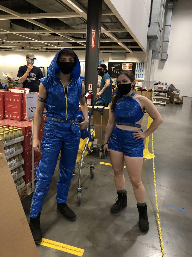 Vêtements dans des sacs Ikea