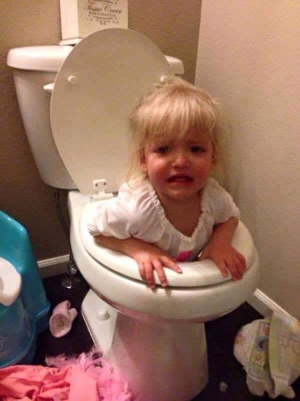 enfant aux toilettes