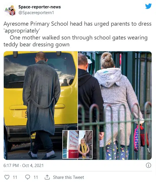 Des parents vêtus de vêtements de nuit devant une école