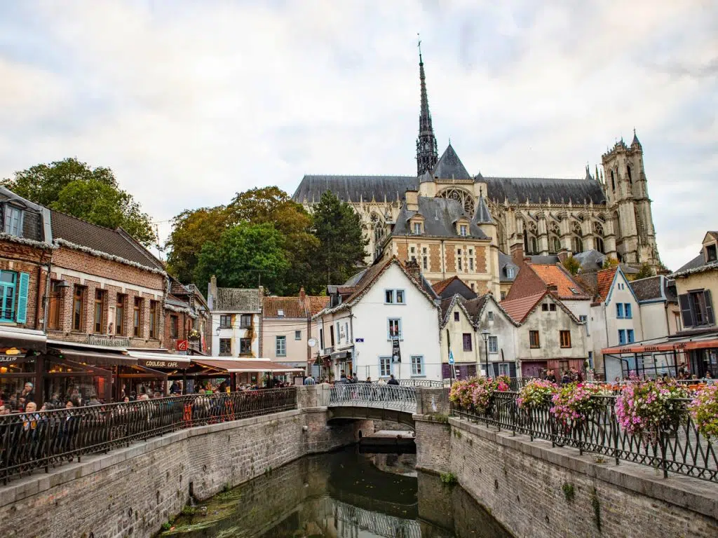 Amiens avec sa cathédrale, ses maisons et ses ponts