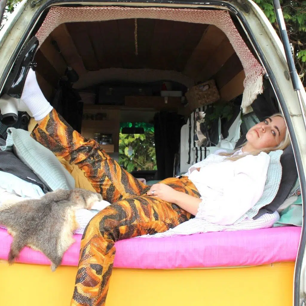 Brittany Cosgrove avec son van aménagé