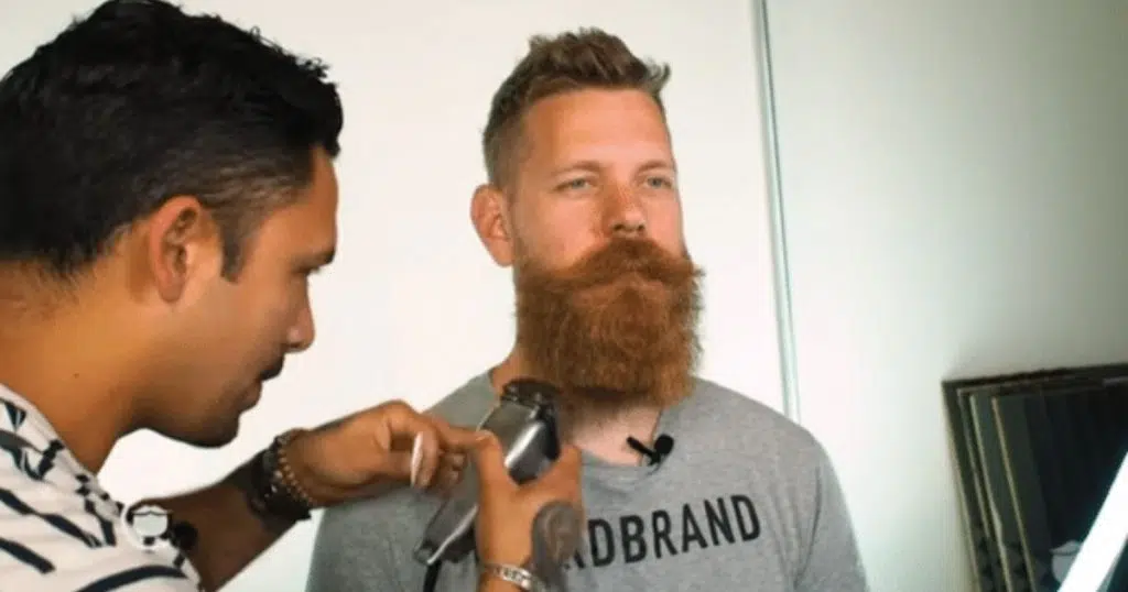 Eric Bandholz se faisant raser la barbe