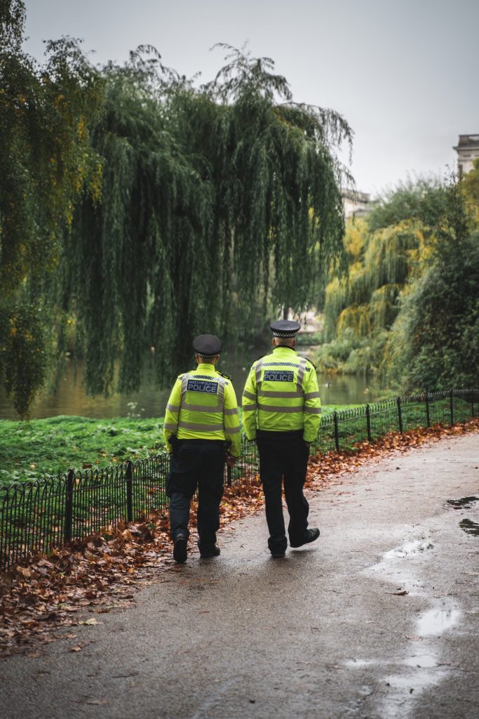 Police dans la forêt