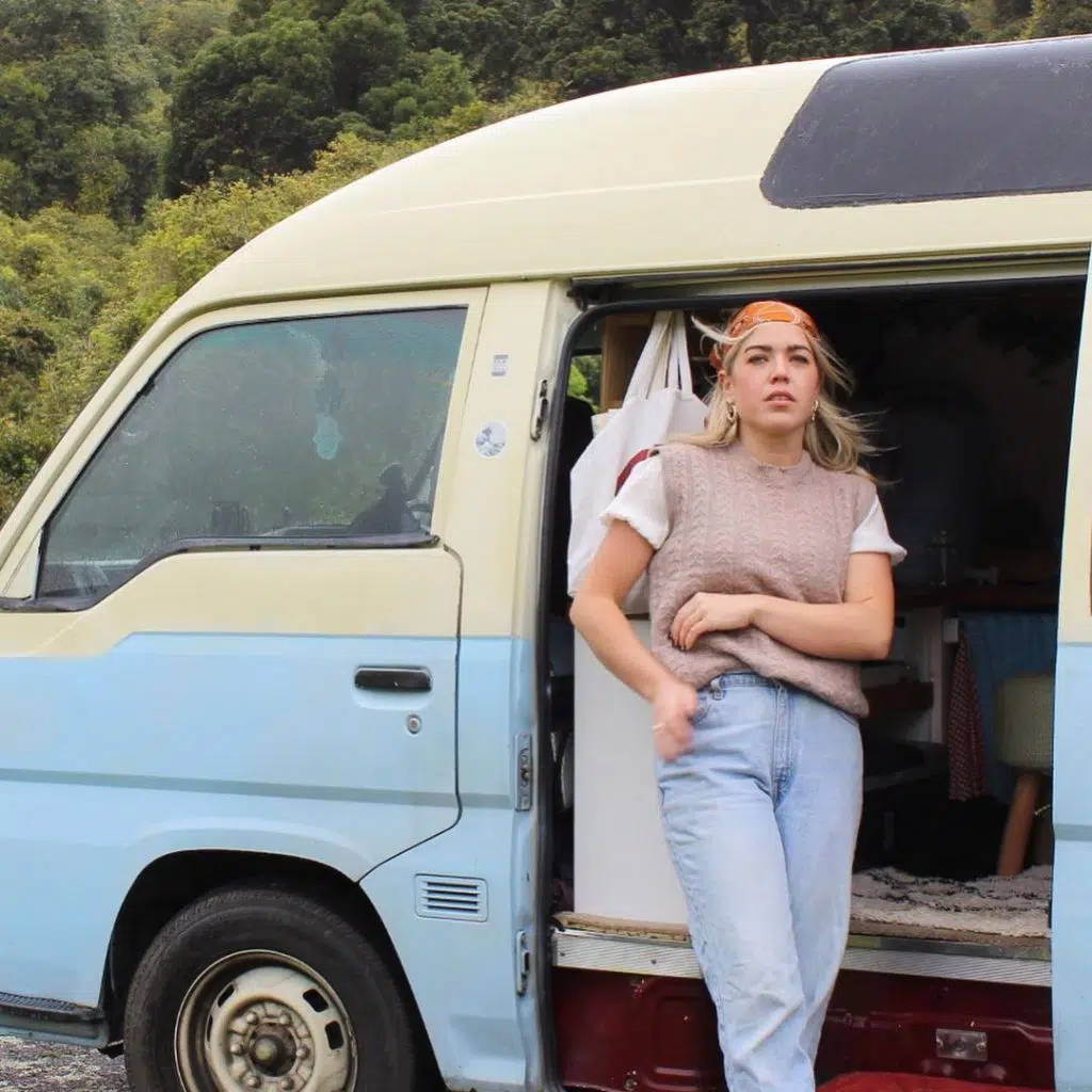 Brittany Cosgrove devant son van