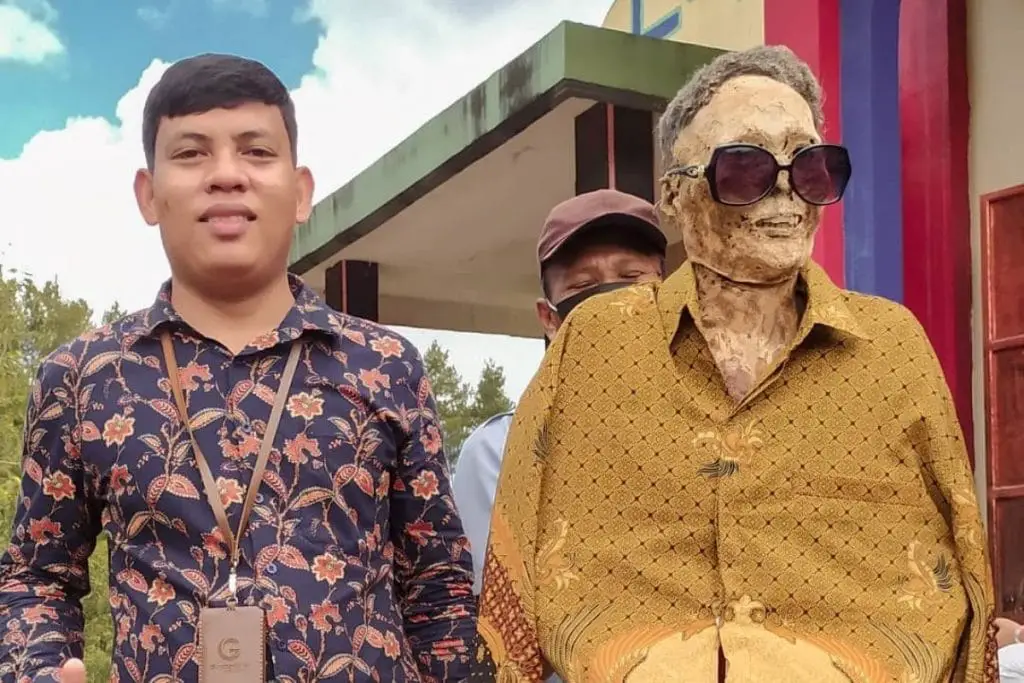 corps momifié déterré et habillé en Indonésie 