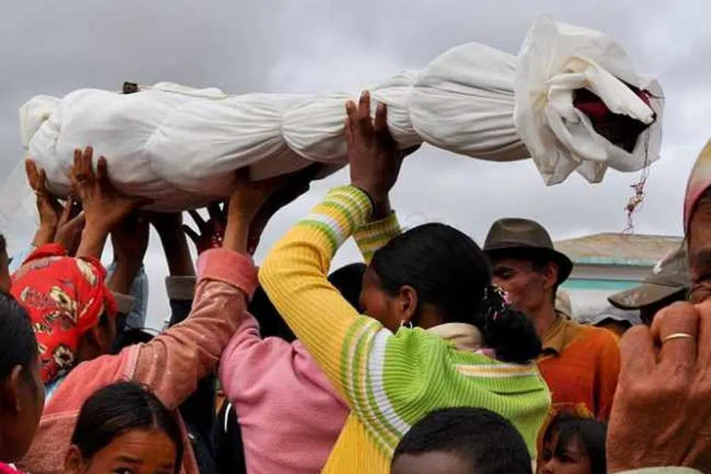 retournement des morts à Madagascar