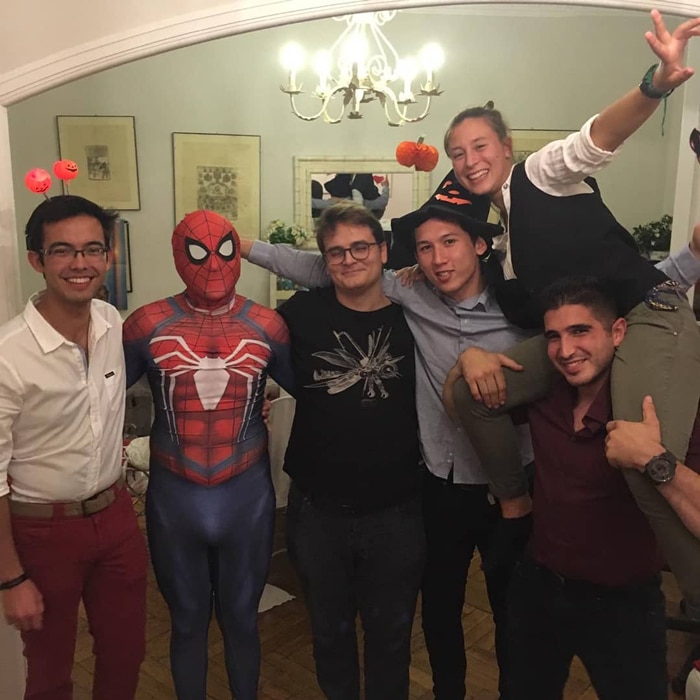 Se déguiser en Spiderman pour une soirée entre amis