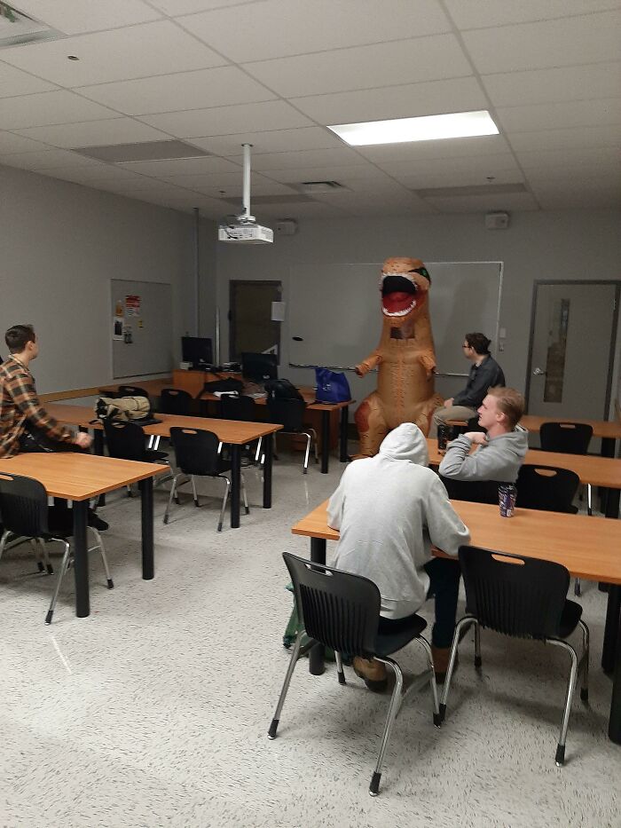 Se déguiser en dinosaure pour donner des cours