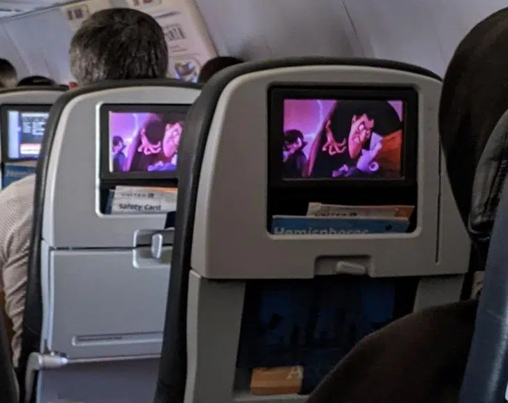 2 programmes identiques au même moment dans un avion