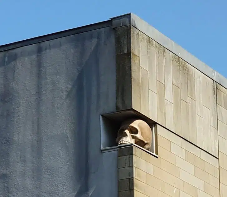 un crâne dans l'angle d'un immeuble