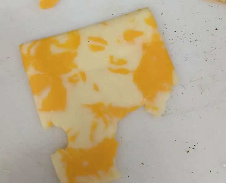 Un fromage avec le dessin d'un visage