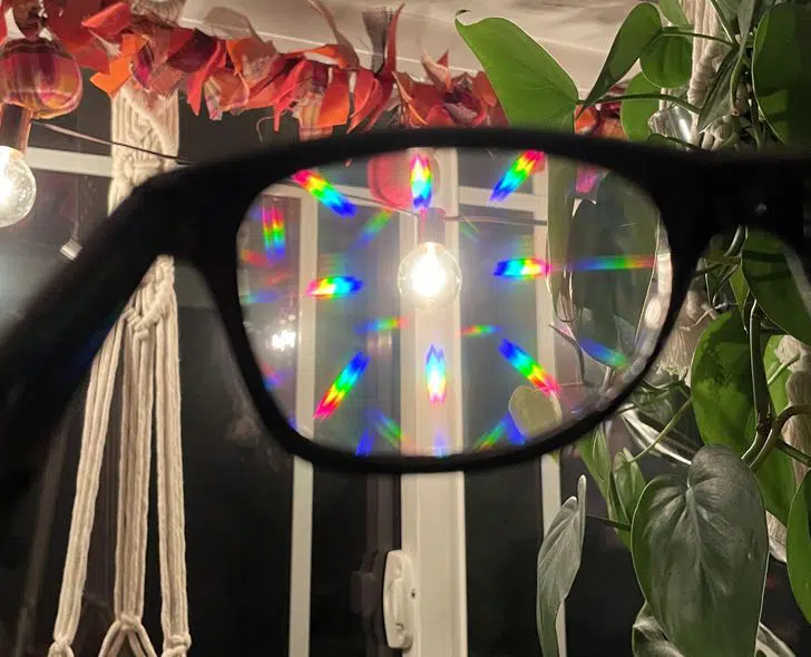 Diffraction de la lumière à travers des lunettes - illusion d'optique