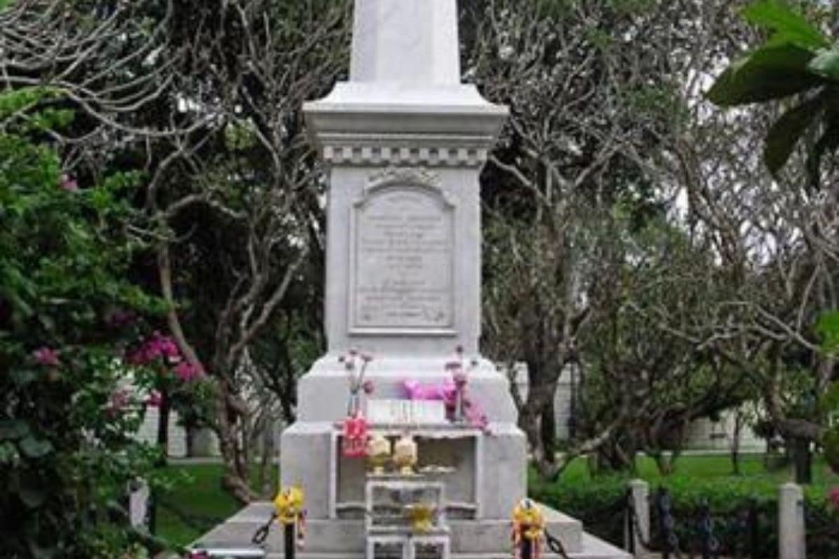 Monument de marbre en hommage à la reine Sunandha Kumaritana et à ses enfants, derrière le palais de Bang Pa-In.