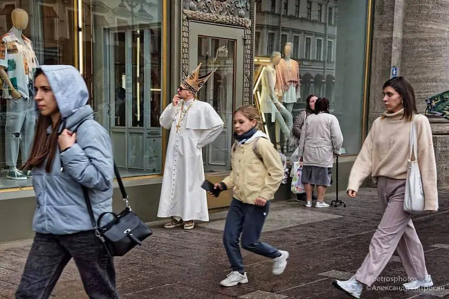 Un prêtre devant une boutique de mode