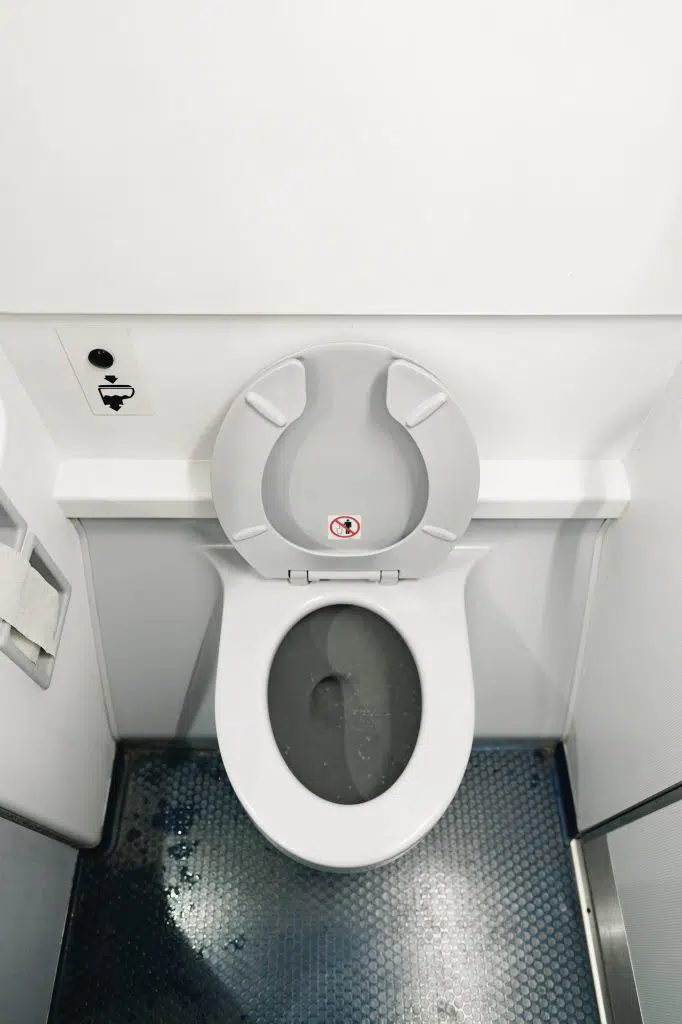 Intérieur des toilettes d'un avion