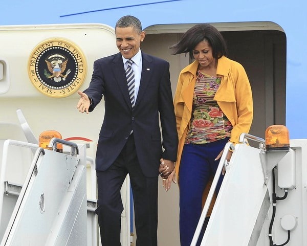 Le couple Obama avec une main de trop