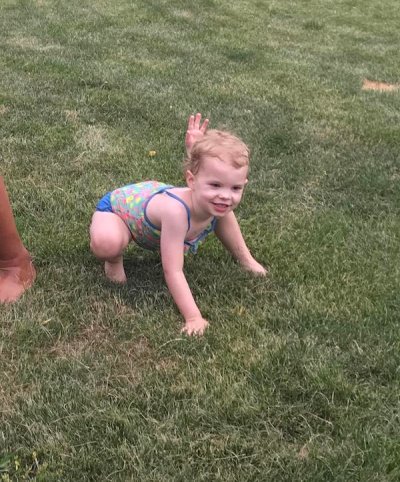 Un enfant avec une main en trop