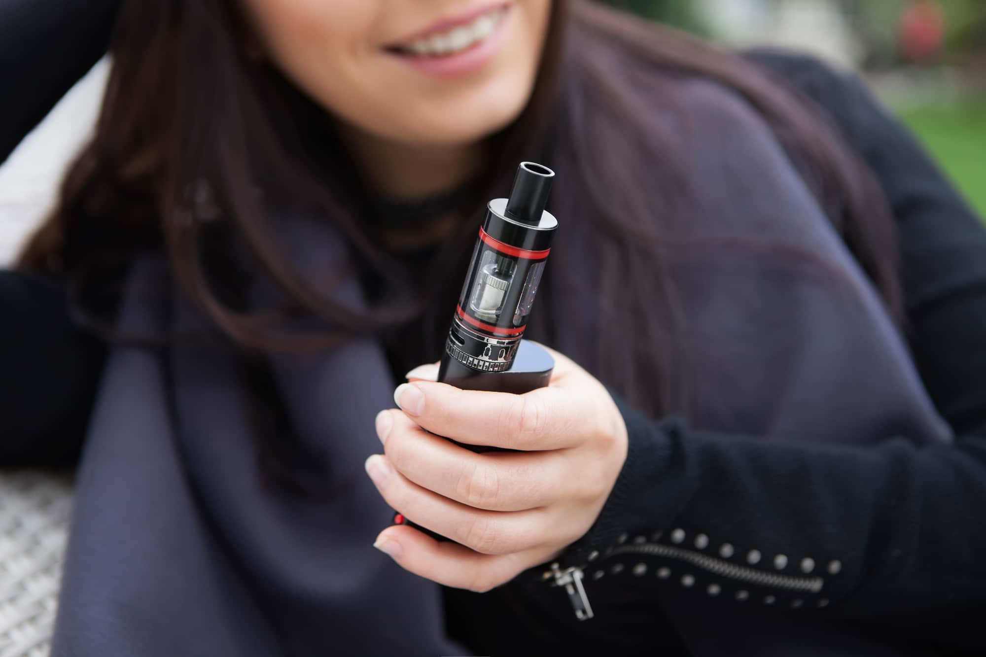 Femme avec une cigarette électronique sans nicotine