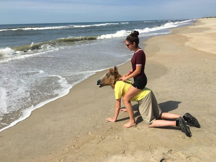 Un couple pour une photo à cheval sur la plage