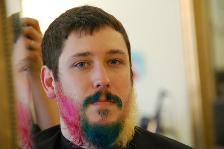 Un homme avec une barbe multicolore