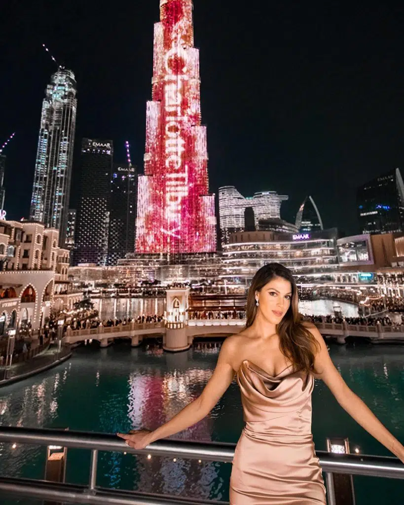 Iris Mittenaere prend la pose devant la Burj Khalifa