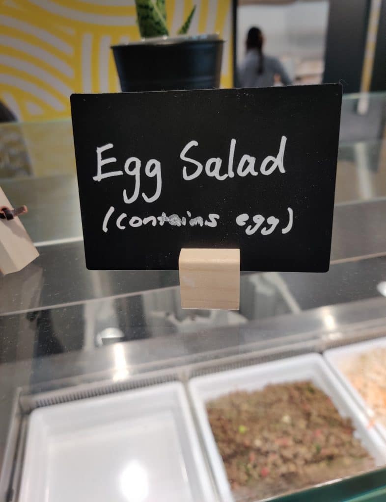 Un panneau pour bien comprendre que la salade d'oeufs contient des oeufs