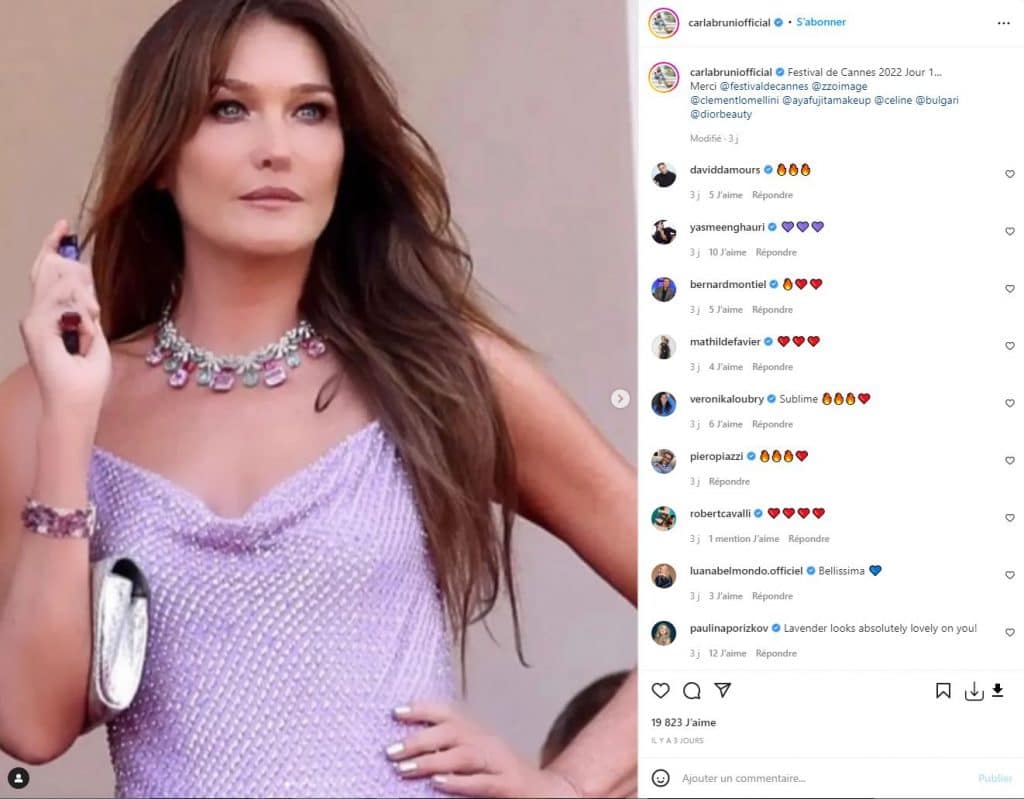 Carla Bruni a sorti de son sac sa cigarette électronique