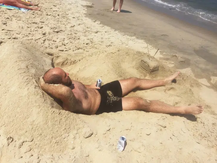 Un homme relax dans le sable