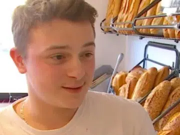 Il ouvre sa propre boulangerie et recrute ses parents