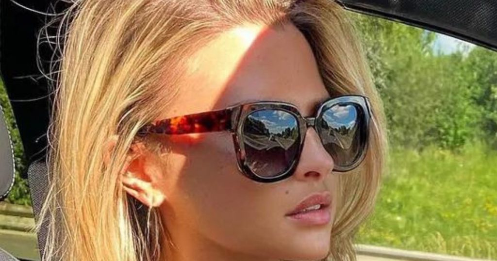 Kelly Vedovelli sensuelle à bord de sa voiture de luxe, les internautes réagissent en masse