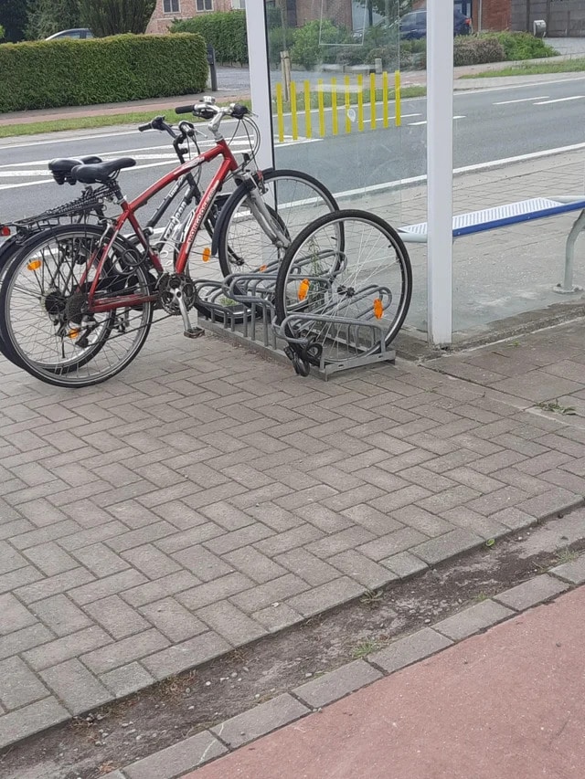 Roue de vélo délaissée