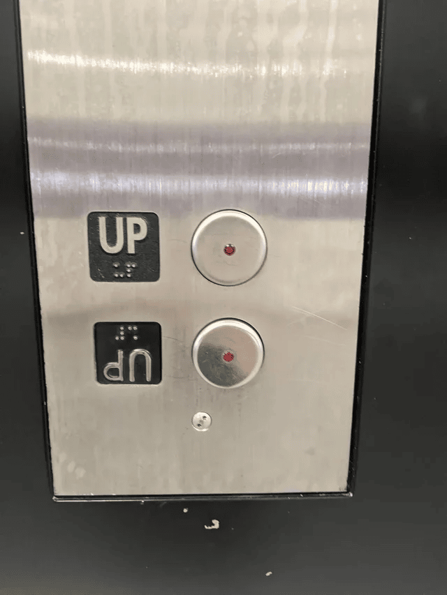 Mauvais bouton dans un ascenseur