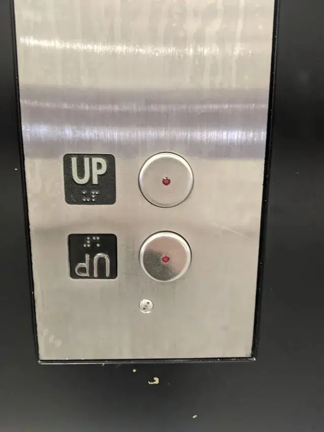Mauvais bouton dans un ascenseur