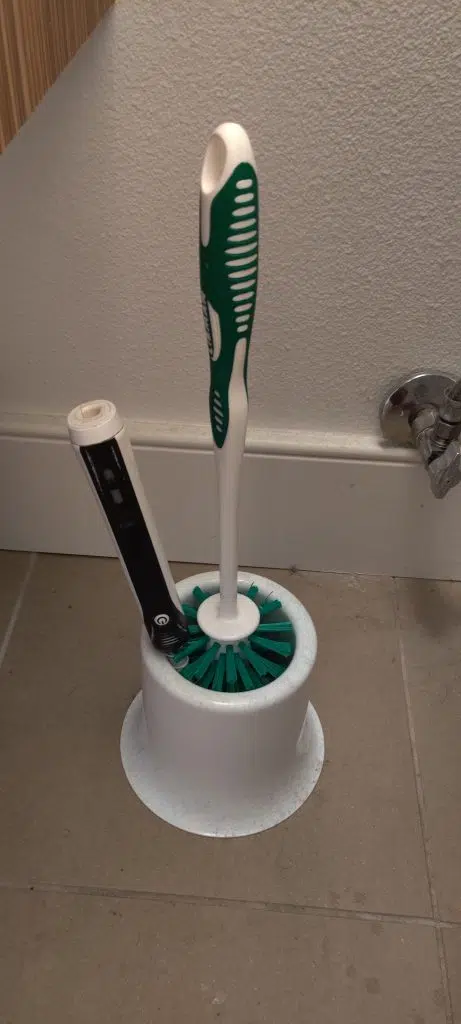 Brosse à dents et brosse WC