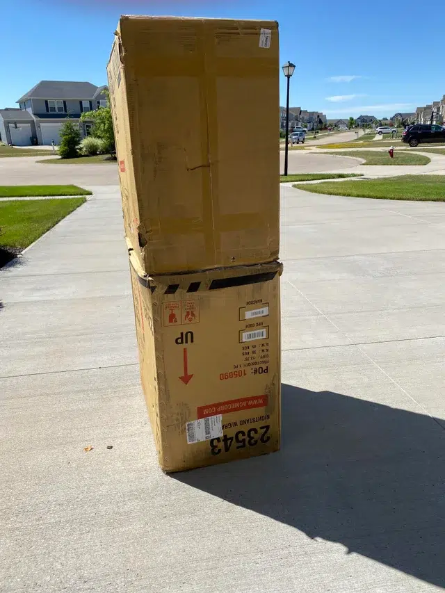 Des cartons empilés dans le mauvais sens - mauvais travail