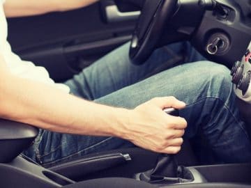 Conduire au point mort, est-ce vraiment une bonne idée ?