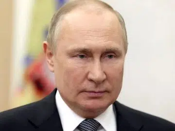 Vladimir Poutine se montre avec le visage gonflé : serait-il malade ?