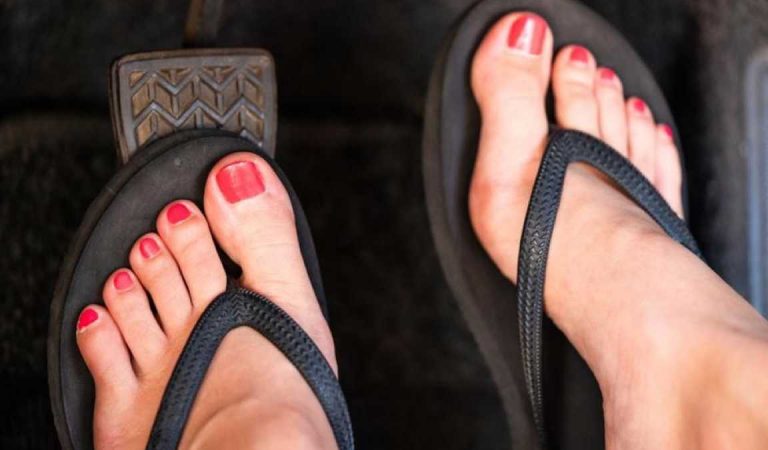 Vacances d’été : ces chaussures incontournables peuvent vous coûter une amende salée
