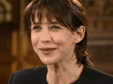 Sophie Marceau affiche un joli décolleté dans une tenue risquée