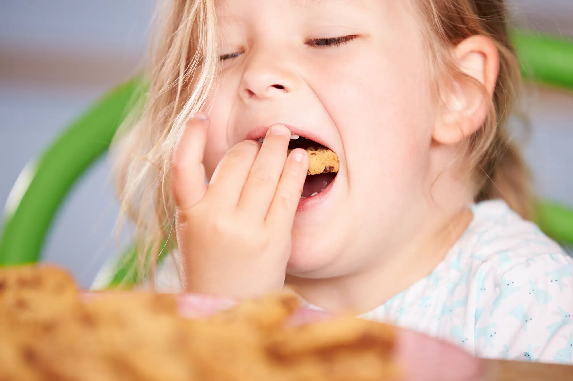 Enfant qui mange un biscuit - Illustration