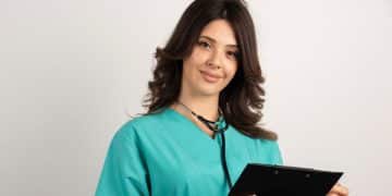Certaines infirmières portent des blouses vertes et non blanches : quels en sont les raisons ?
