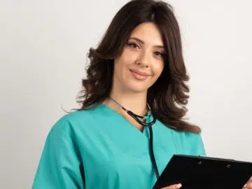 Certaines infirmières portent des blouses vertes et non blanches : quels en sont les raisons ?